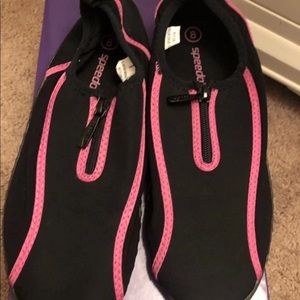 Speedo water shoes w/ pink lining